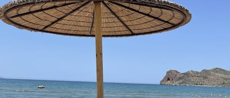 Sur la plage, chaise longue, serviettes de plage
