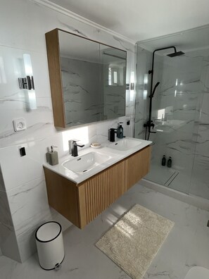 Badewanne, Haartrockner, Handtücher, Seife