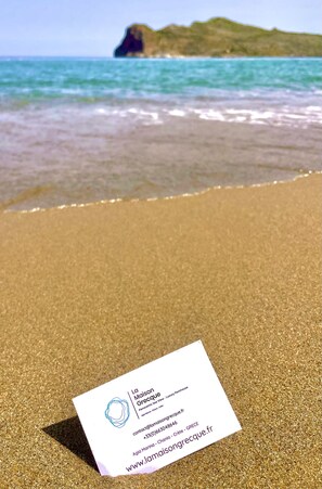 En la playa, camastros y toallas de playa