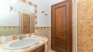 Dusche, kostenlose Toilettenartikel, Haartrockner, Handtücher