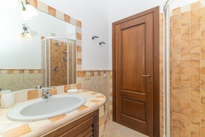 Regadera, amenidades de baño gratuitas, secadora de cabello, toallas 