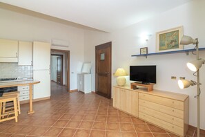 Interior - Holiday Apartment ‘Appartamento Il Borgo’ with Sea View, A/C & Terrace (Porto San Paolo)
