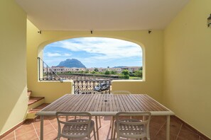Outdoor dining - Holiday Apartment ‘Appartamento Il Borgo’ with Sea View, A/C & Terrace (Porto San Paolo)