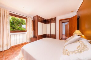 3 bedrooms, iron/ironing board, free WiFi, bed sheets