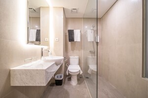 Quarto superior (Sunshine Day) | Banheiro | Chuveiro, produtos de toalete grátis, chinelos