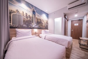 Quarto básico (Sunny Day) | Escrivaninha, Wi-Fi de cortesia, roupa de cama