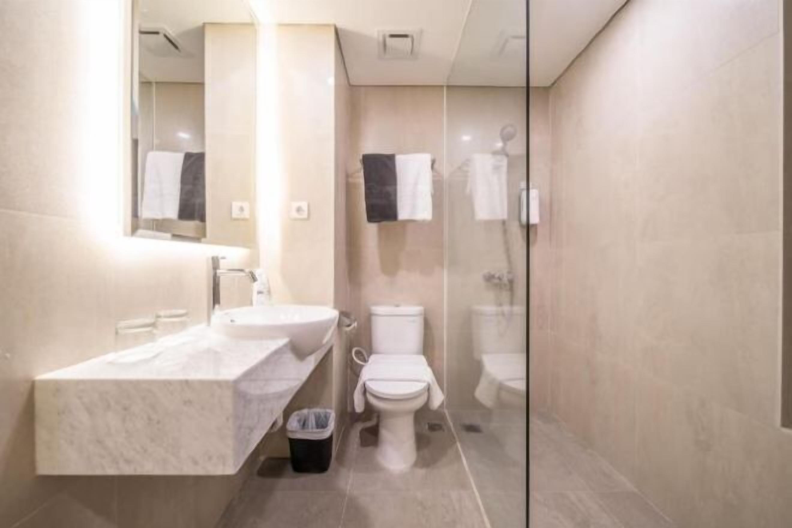 Badkamer | Een douche, gratis toiletartikelen, pantoffels