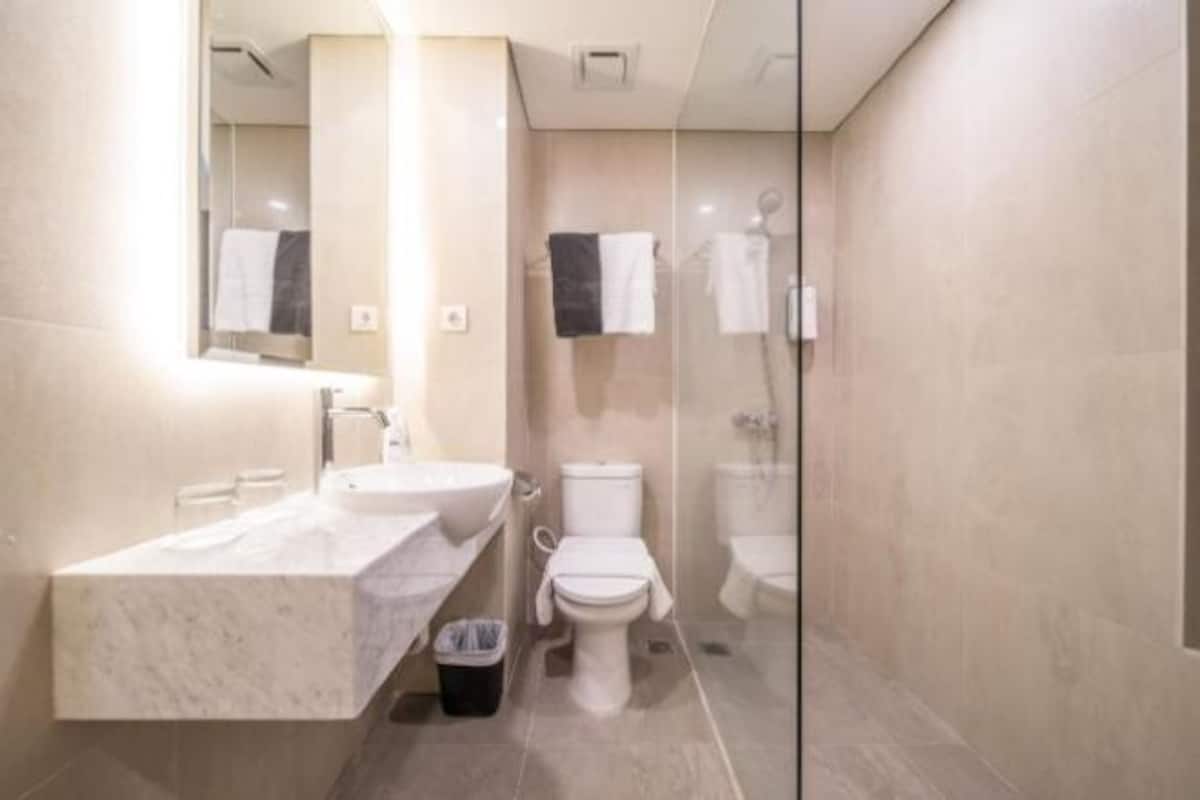 Bathroom | Shower, free toiletries, slippers