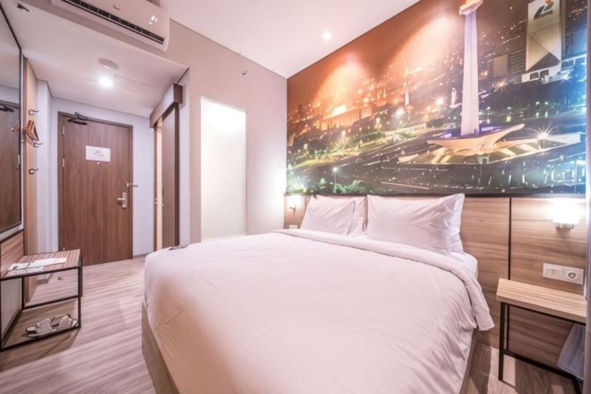 Desk, WiFi (free), bed sheets