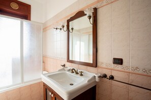 Dusche, Haartrockner, Bidet