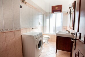 Douche, sèche-cheveux, bidet