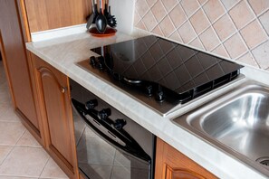 Kühlschrank, Ofen, Geschirrspüler, Kochgeschirr/Geschirr/Besteck