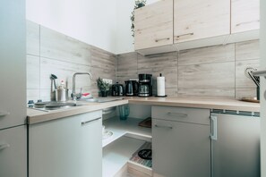 Kühlschrank, Mikrowelle, Wasserkocher mit Kaffee-/Teezubehör