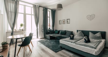 Luga Homes - Gewandhaus - Industrial Studio mit Küche und Balkon