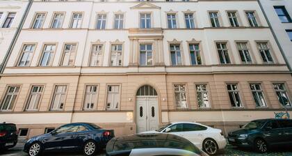 Luga Homes - Gewandhaus - Industrial Studio mit KĂŒche und Balkon