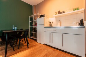 Een koelkast, een magnetron, een koffiezetapparaat/waterkoker
