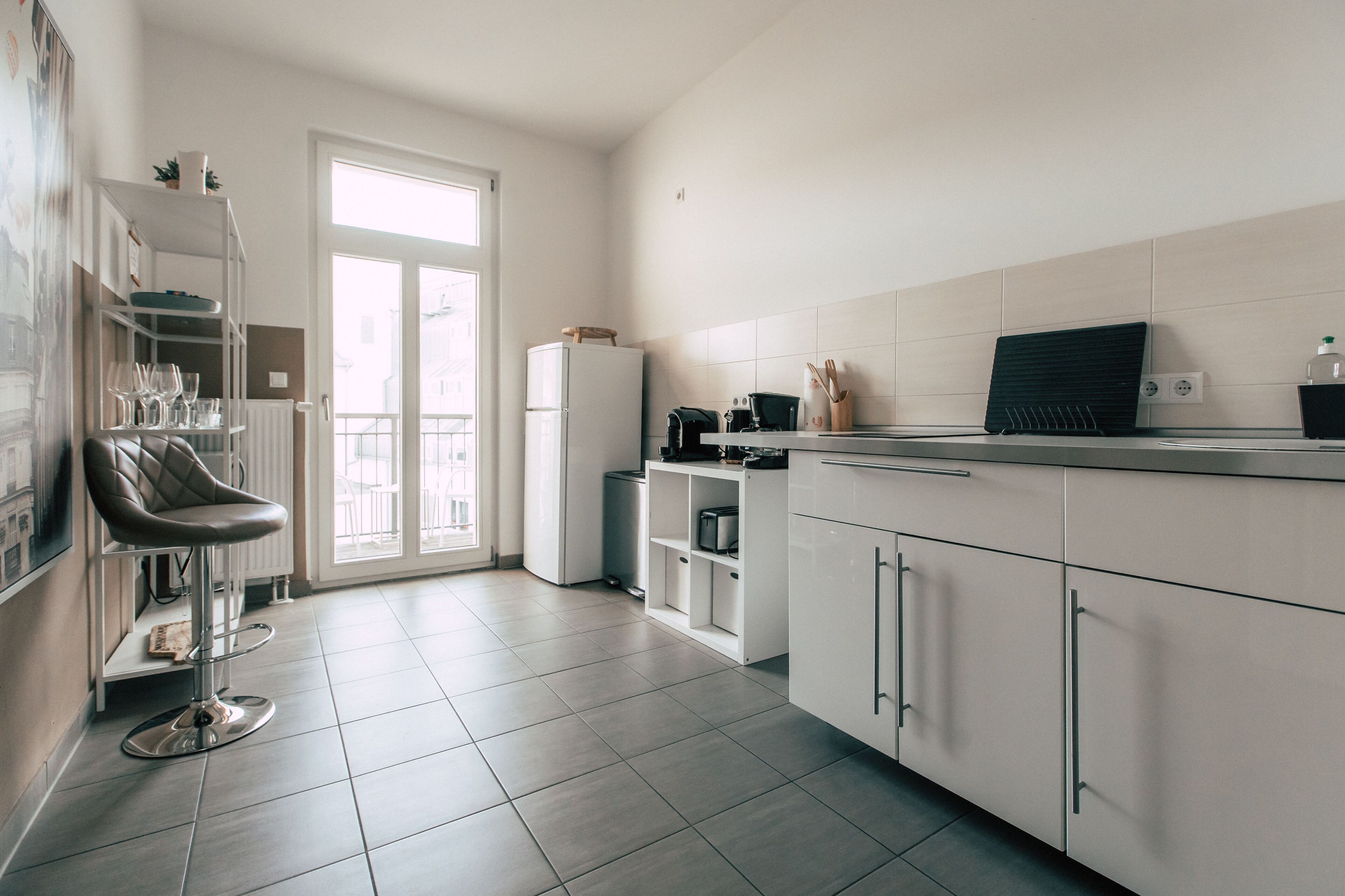 Kühlschrank, Mikrowelle, Ofen, Wasserkocher mit Kaffee-/Teezubehör