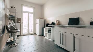 Kühlschrank, Mikrowelle, Ofen, Wasserkocher mit Kaffee-/Teezubehör