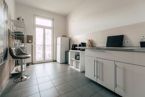 Fridge, microwave, oven, coffee/tea maker