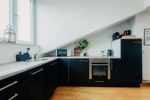 Refrigerador, microondas, horno y cafetera y tetera