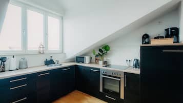 Fridge, microwave, oven, coffee/tea maker