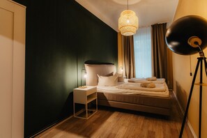 3 bedrooms, desk, WiFi, bed sheets