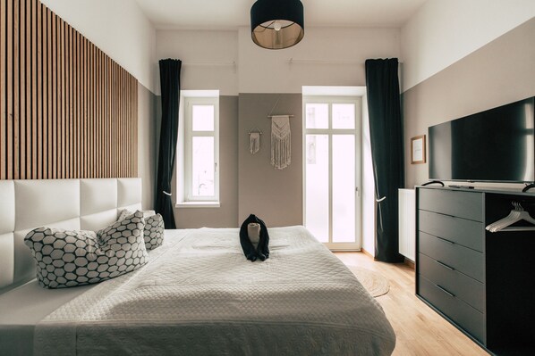 2 bedrooms, desk, travel crib, WiFi