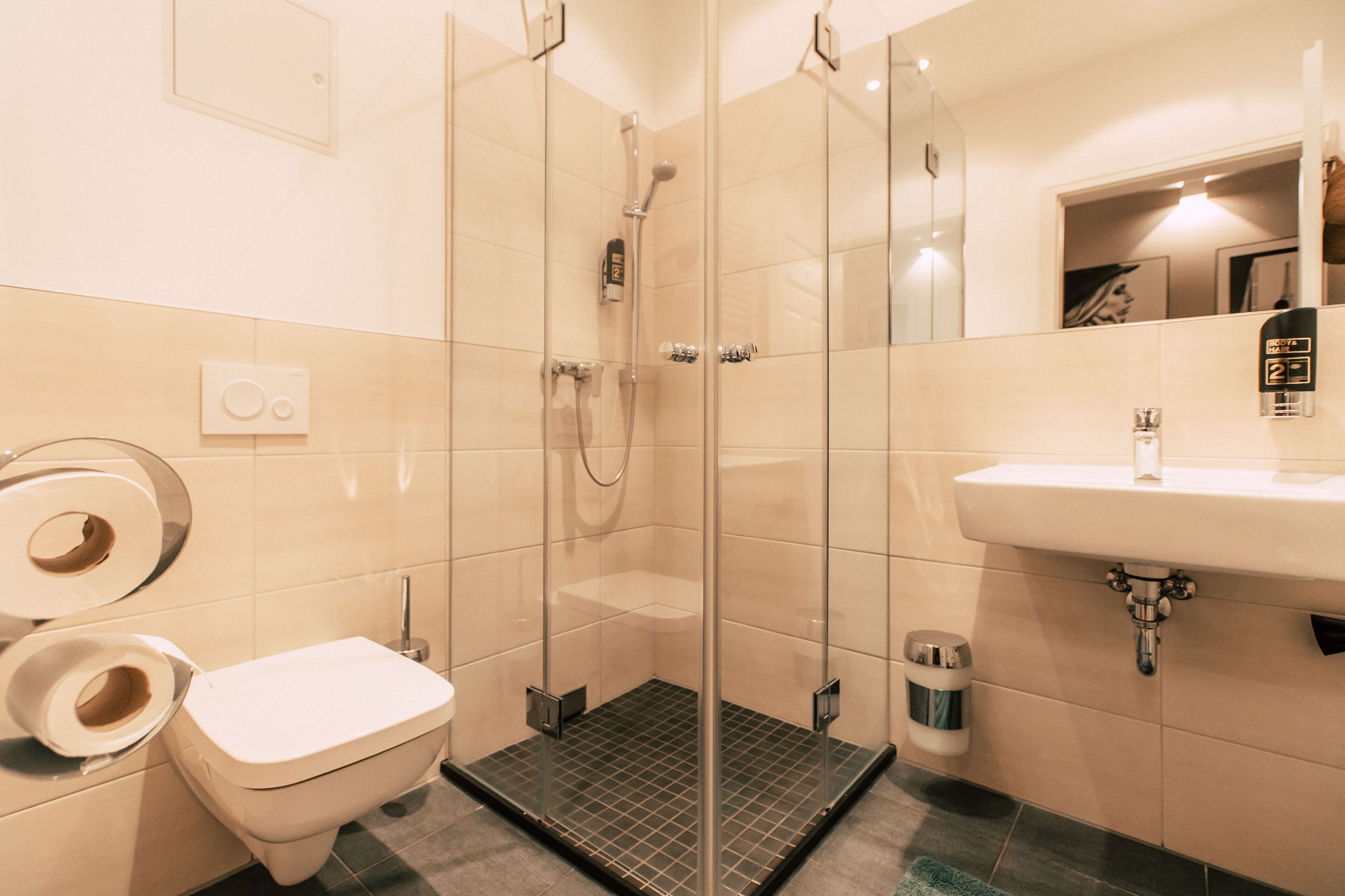 Ducha, secador de pelo, toallas, jabón