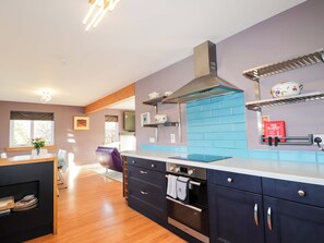 كوخ | مطبخ خاص | ثلاجة، غسالة أطباق، غلّاية كهربائية، محمصة خبز