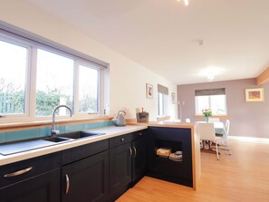 كوخ | مطبخ خاص | ثلاجة، غسالة أطباق، غلّاية كهربائية، محمصة خبز