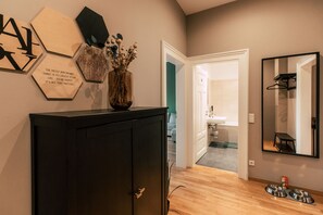 Doccia, asciugacapelli, asciugamani, sapone