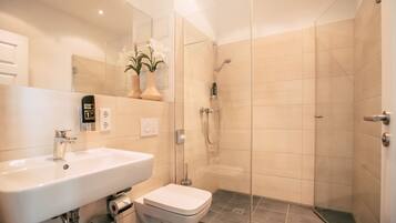 Douche, sèche-cheveux, serviettes fournies, savon