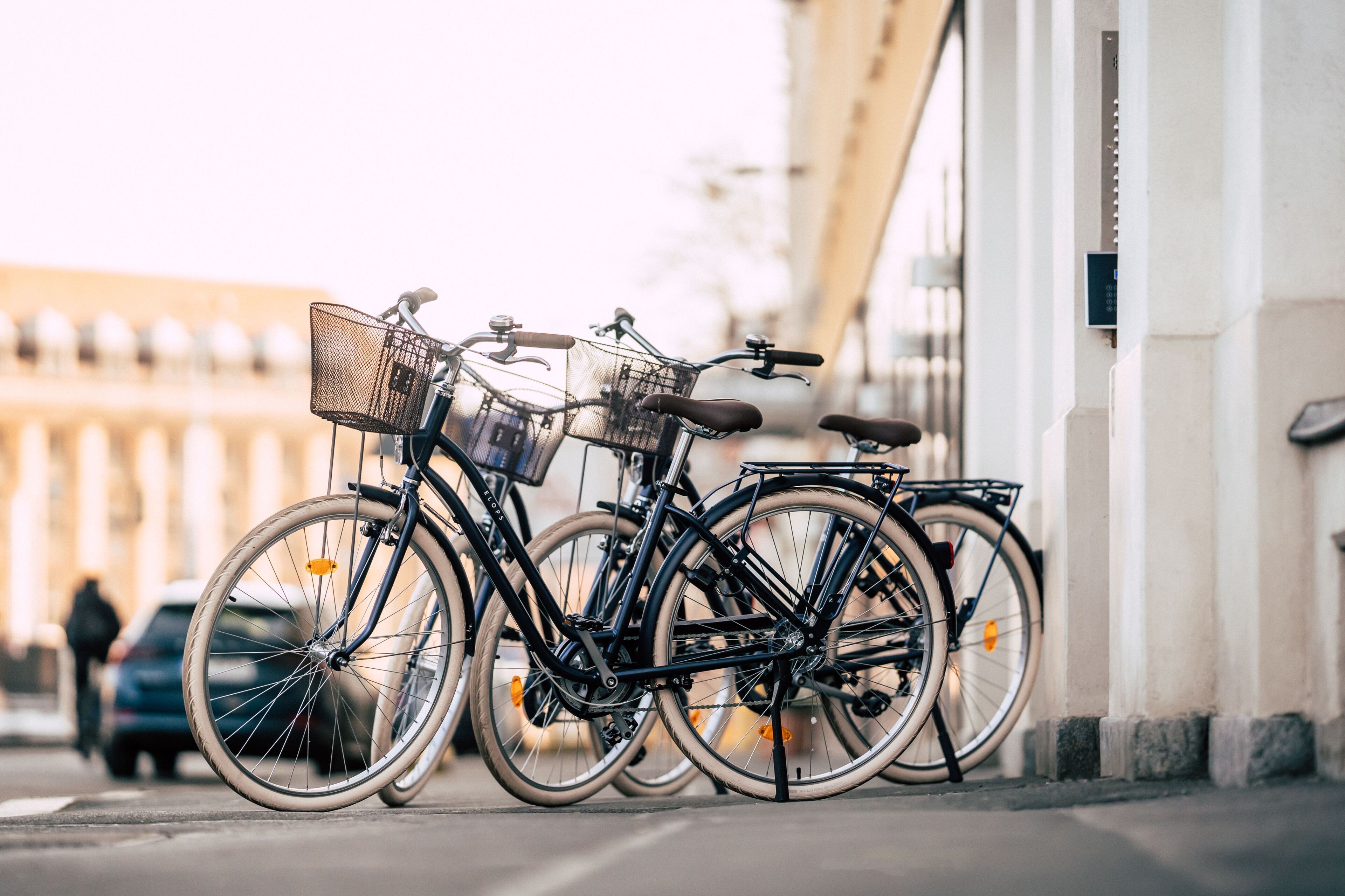 Varias bicicletas aparcadas frente a un edificio de estilo arquitectónico clásico.