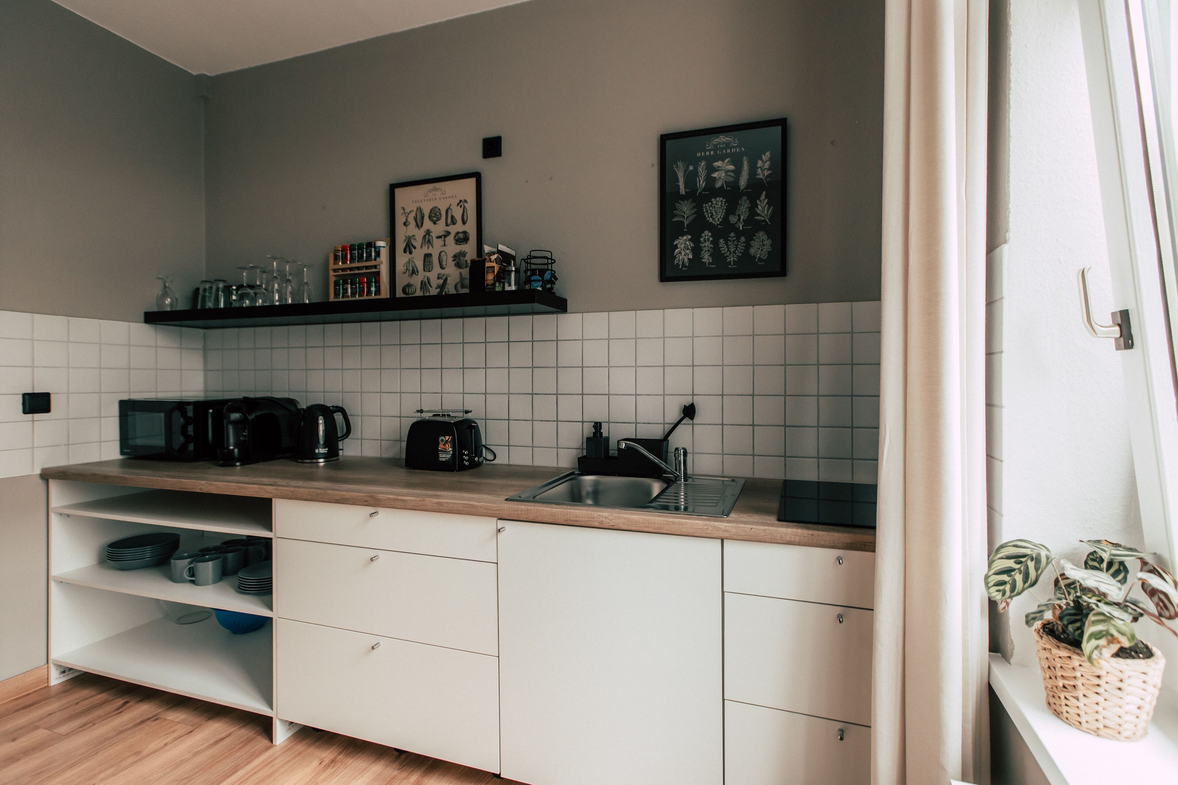 Réfrigérateur, micro-ondes, cafetière/bouilloire, bouilloire électrique
