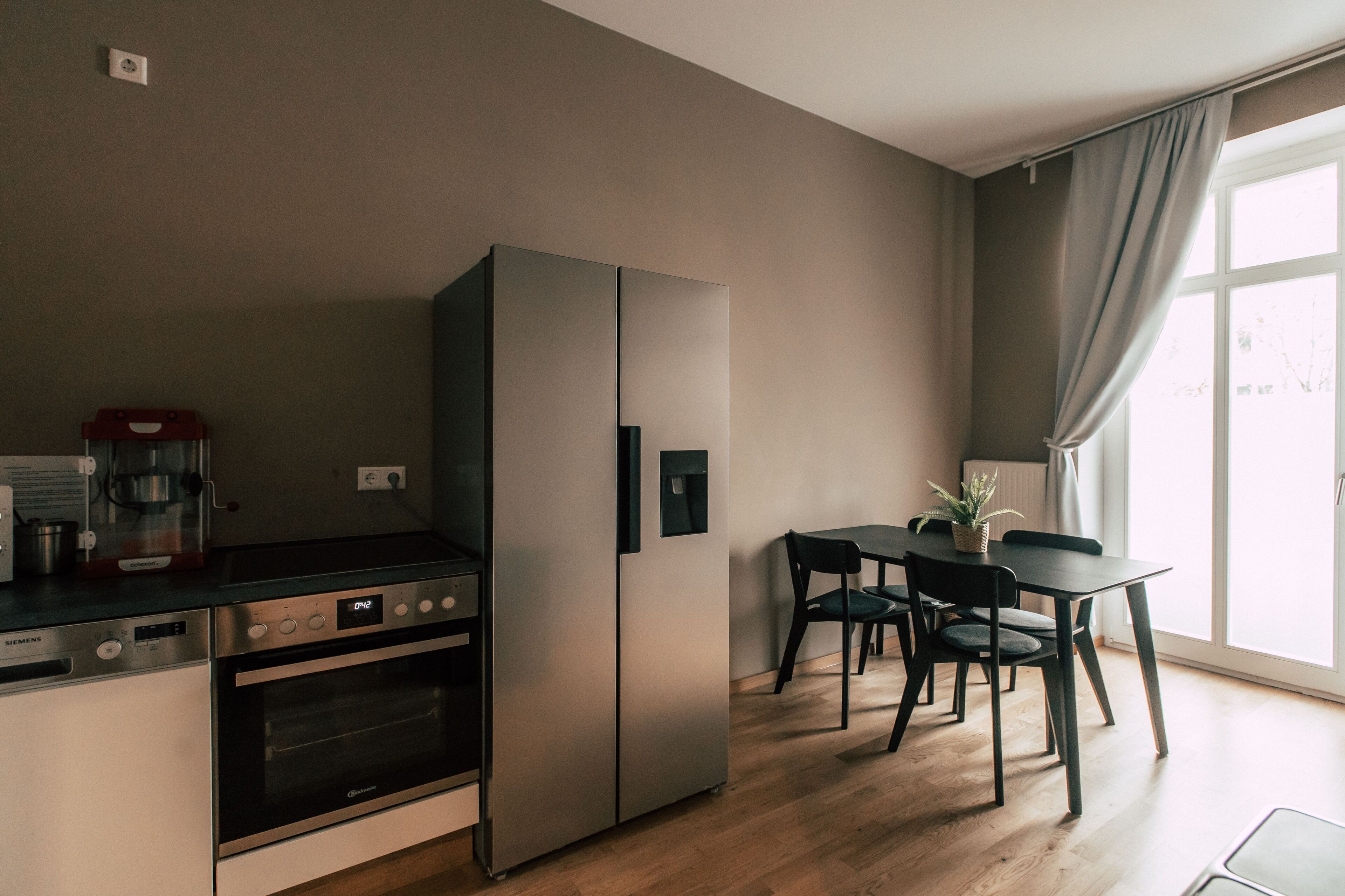 Kühlschrank, Mikrowelle, Ofen, Geschirrspüler