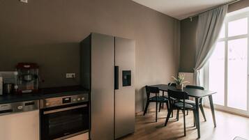 Kühlschrank, Mikrowelle, Ofen, Geschirrspüler