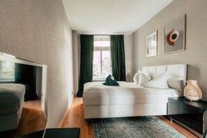 2 slaapkamers, een bureau, reisbedje, wifi