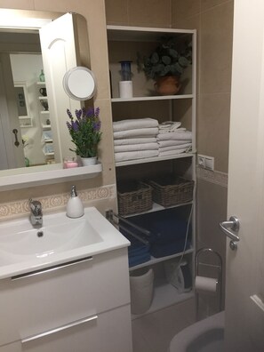 Combined shower/bathtub, bidet, towels, soap - Apartamento Las Palmerillas-torrequebrada (Aguadulce)