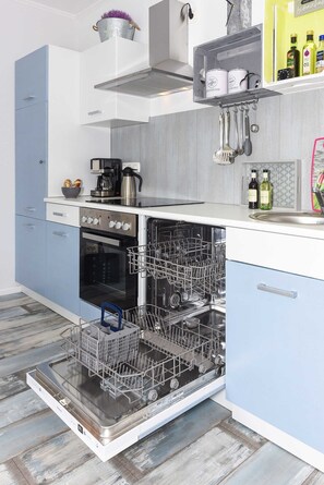 Kühlschrank, Mikrowelle, Ofen, Geschirrspüler