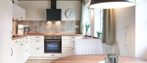 Kühlschrank, Ofen, Geschirrspüler, Wasserkocher mit Kaffee-/Teezubehör