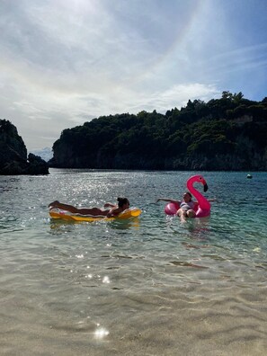 Two people floating on a calm body of water with clear skies and a mountainous backdrop. - Large house in the Morvan (Lormes)