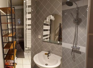 Shower, hair dryer, soap, shampoo - Large house in the Morvan (Lormes)
