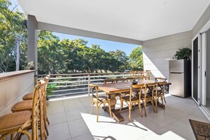 Outdoor dining - High End Apartment in Town Centre (WOORIM)