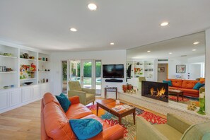 TV, fireplace, DVD player, books