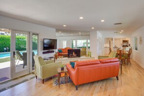 TV, fireplace, DVD player, books