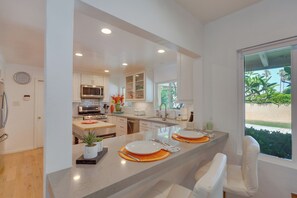 Fridge, microwave, stovetop, dishwasher