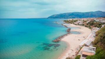 Una spiaggia nelle vicinanze