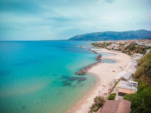 Una spiaggia nelle vicinanze