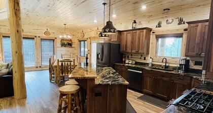 Bison Meadows Lodge-10 min. to YNP+Hot tub+Wifi+AC