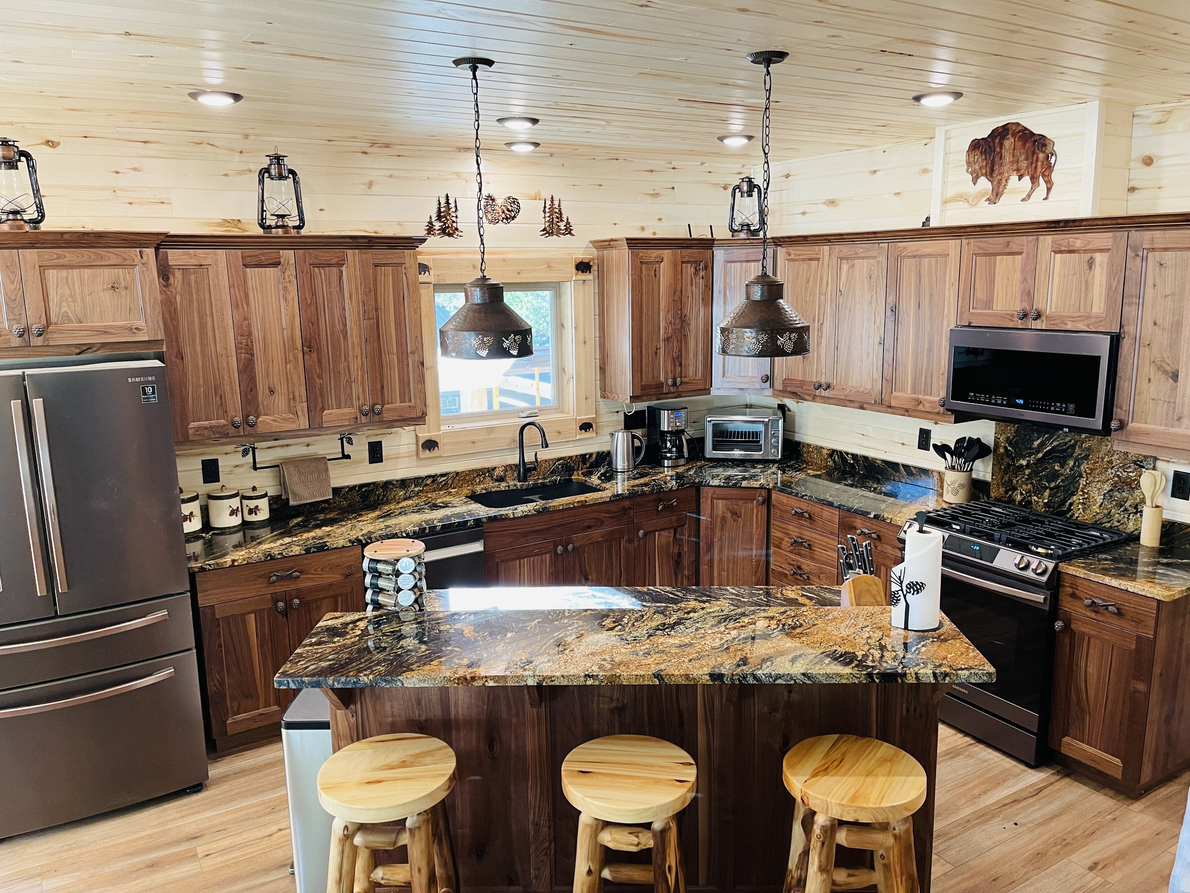 Jääkaappi, mikroaaltouuni, uuni, liesi